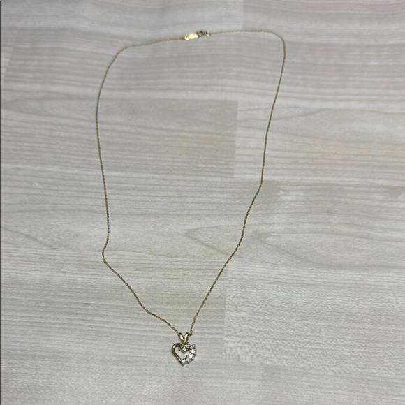 10k Solid Yellow Gold Elegant Heart Pendant Necklace 1.2g - Picture 1 of 4